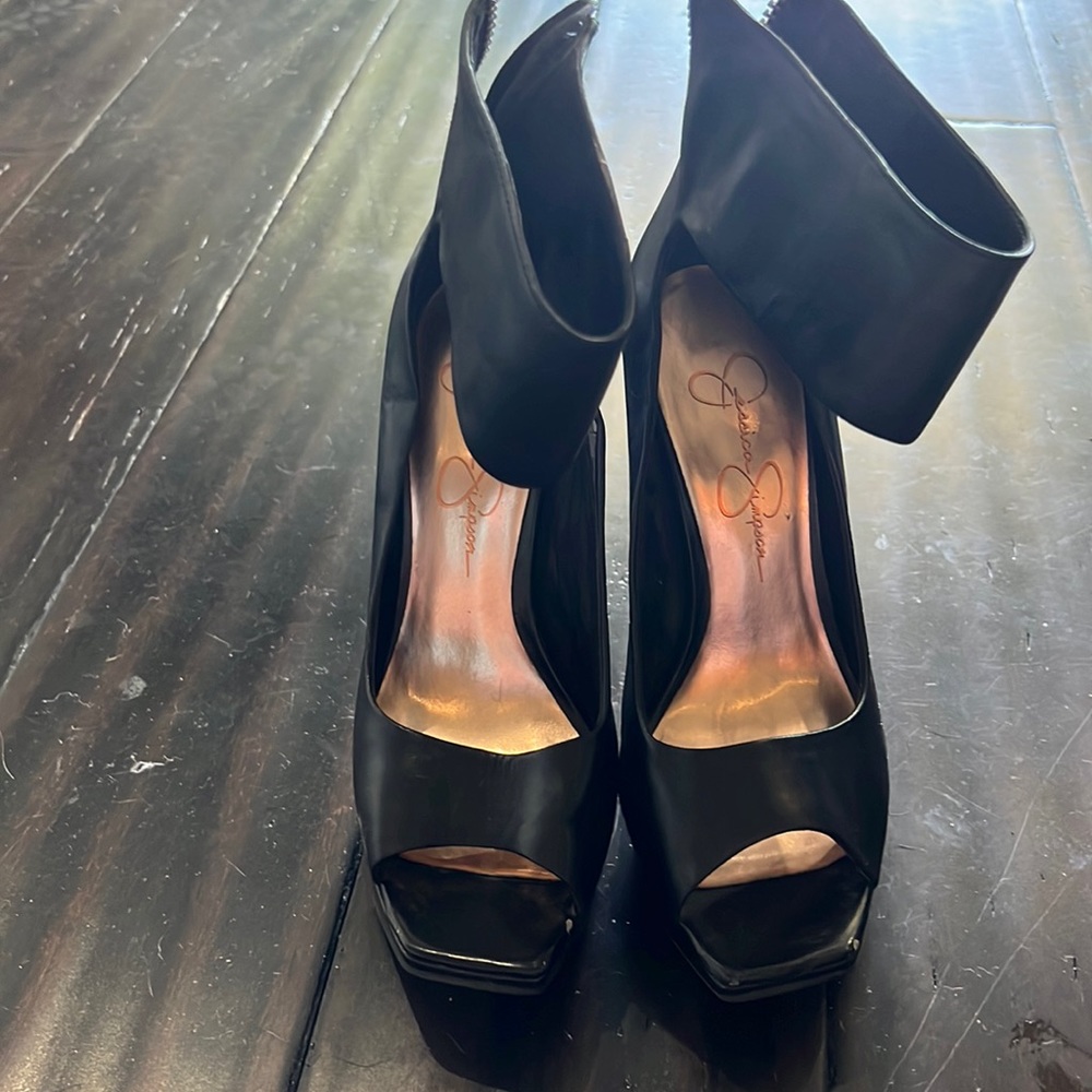 Jessica Simpson black heal